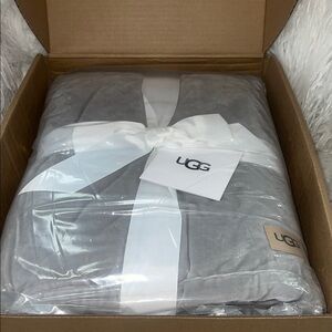 NIB UGG Bliss Throw Blanket Plush Soft Fleece , 50-Inch X 70-Inch, Seal Grey